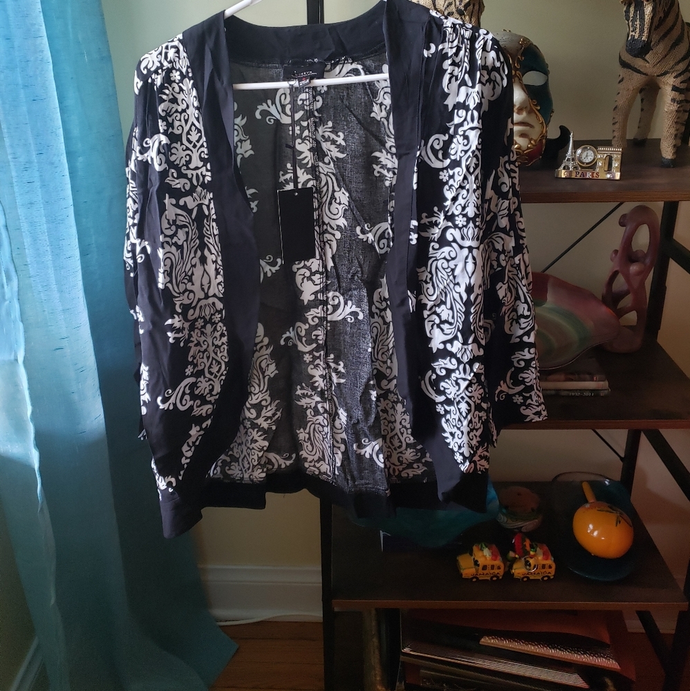 Cute black and white open shrug size small